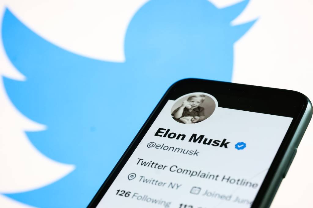 Elon Musk e Twitter: funcionário diz que foi demitido "enquanto dormia" (Getty/Exame)