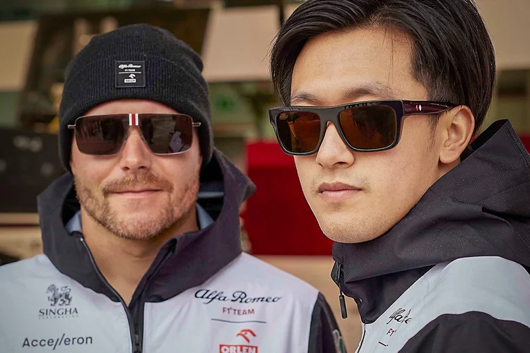 Valtteri Bottas e Zhou  Guanyu: estilo nas pistas (Web Eyewear/Divulgação)