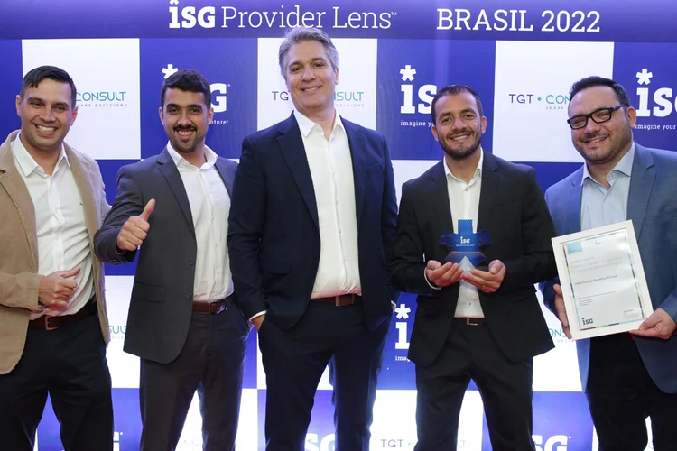 Premiação que deu à Vericode o título de Rising Star (da esq. para dir): os sócios da empresa Juliano Videira, CHRO; Joab Junior, CMO; Marcelo Marchi, CEO e founder; Rui Moreno, COO; e Mateus Santos, CTO. Time de sócios conta ainda com Gabriel Hautchenski, Engagement leader; Leandro Akio, Head de Desenvolvimento e Automação; Kalil Picelli, Gerente de Operações. (Vericode/Divulgação)