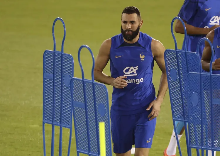 DOHA, QATAR - NOVEMBER 19: Karim Benzema of France during Team France practice ahead of the FIFA World Cup Qatar 2022 at Al Sadd SC Stadium on November 19, 2022 in Doha, Qatar. (Photo by /Getty Images) (Jean Catuffe/Getty Images)