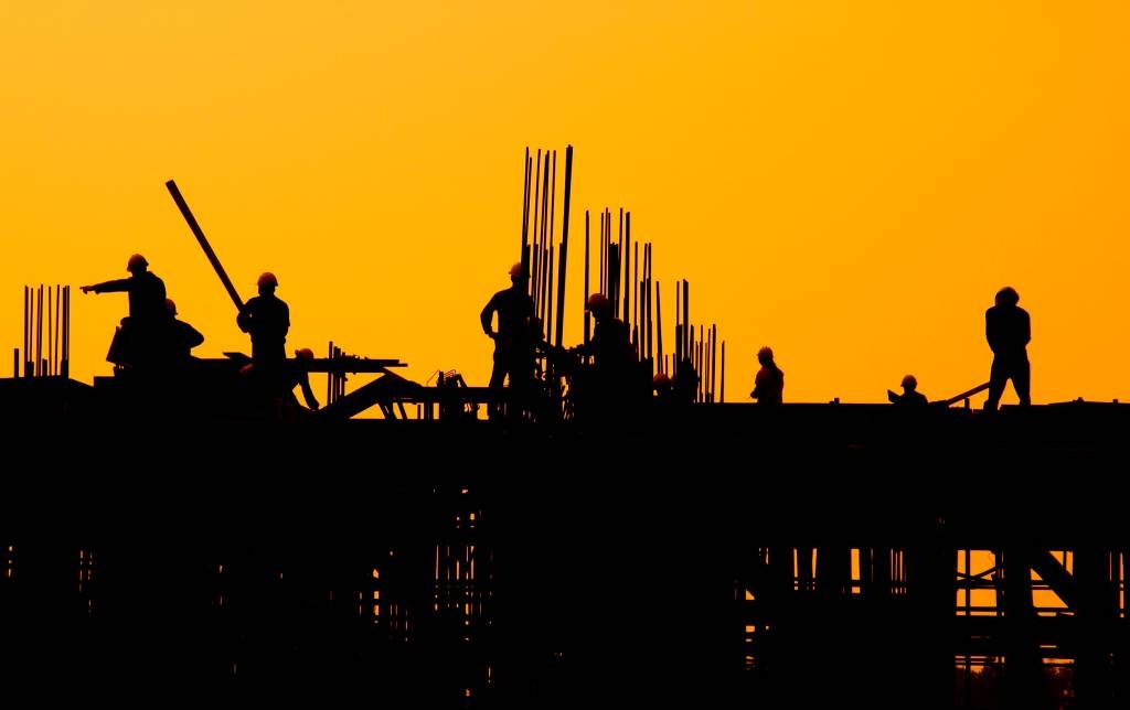 Construction workers at sunset. (Rawpixel.com - Freepik/Reprodução)