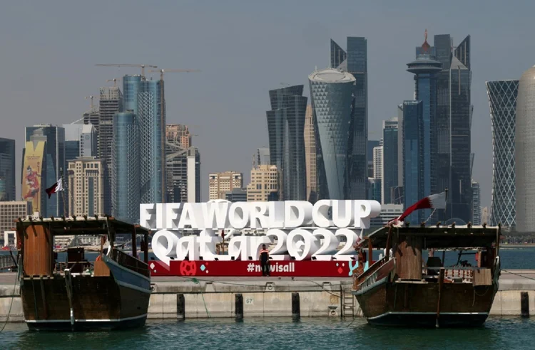 Uma placa da Copa do Mundo da FIFA tem como pano de fundo o horizonte de Doha em 17 de novembro de 2022, antes do torneio de futebol da Copa do Mundo de 2022 no Catar

 (AFP/AFP)