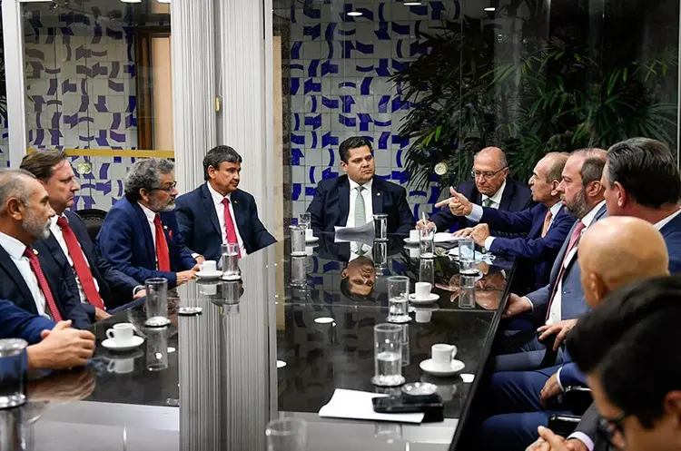 Geraldo Alckimin em encontro com senadores: PEC da Transição foi entregue (Roque de Sá/Agência Senado)