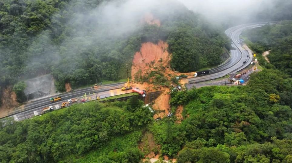 Chuvas no Paraná: cerca de 7 mil m³ de terra já foram retirados da BR-376