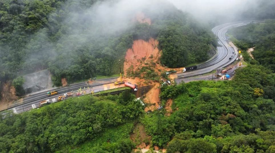 Cratera se abre na BR-277, em Curitiba, e interdita parte da pista