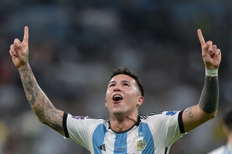 Enzo Fernández comemora segundo gol contra o México: feito decisivo (JUAN MABROMATA/AFP/Getty Images)