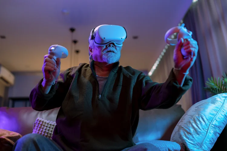 exicet asian senior old man white beard enjoy virtual augmented reality metaverse esport online digital world game in living room at home,casial relax old man play digital leisure game at home (Lifestylememory - Freepik/Reprodução)