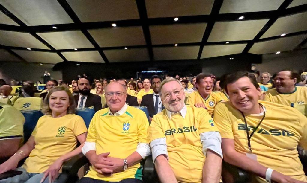 Equipe de transição de Lula pausa trabalhos para ver estreia da seleção