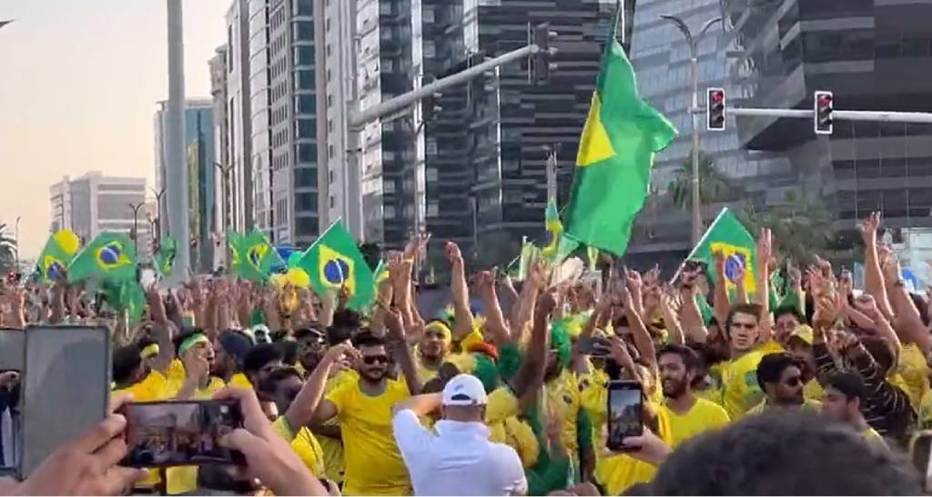 Indianos "invadem" o Catar para torcer pela Seleção Brasileira na Copa; veja vídeo