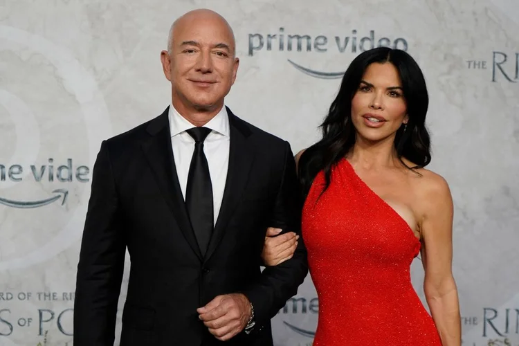 Em maio, Bezos pediu Sánchez em casamento a bordo do superiate Koru e deu a ela um anel de noivado de R$ 12 milhões (NIKLAS HALLE'N/Getty Images)