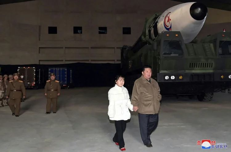 Kim Jong-un, líder norte-coreano supervisiona lançamento de míssil intercontinental ao lado da filha (Claire Lee y Cat Barton/AFP)