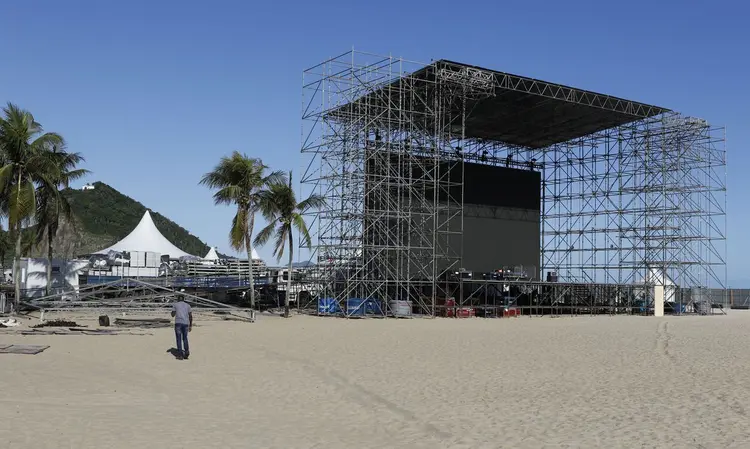 Montagem da arena para a Fifa Fan Fest na praia de Copacabana. (Fernando Frazão/Agência Brasil)