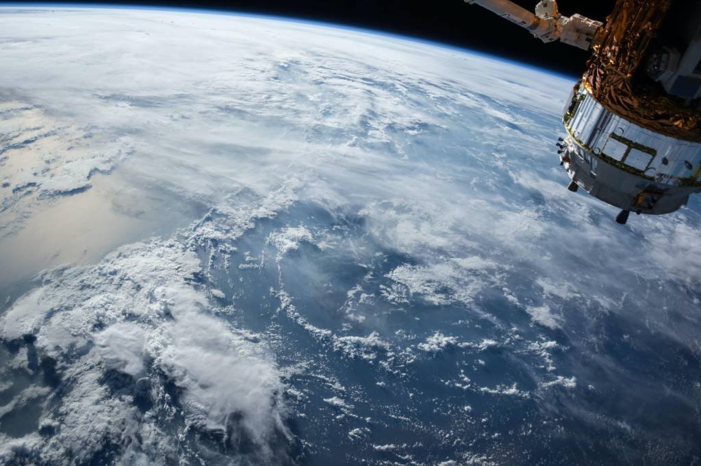 Terra vista por imagem de satélite: localizada entre 15 e 35 quilômetros da superfície da Terra, a camada de ozônio é uma espécie de “escudo” invisível para nos proteger da radiação ultravioleta (UV) emitida pelo Sol (unsplash/Unsplash)