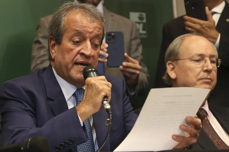 O presidente nacional do Partido Liberal (PL), Valdemar Costa Neto, fala com a imprensa no Centro de Eventos e Convenções Brasil, em Brasília (Valter Campanato/Agência Brasil)