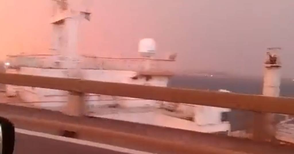 Circulam na internet vídeos feitos por motoristas e passageiros de carros que passavam na ponte no momento do impacto (Felipe Araújo/Arquivo Pessoal/Twitter/Divulgação)
