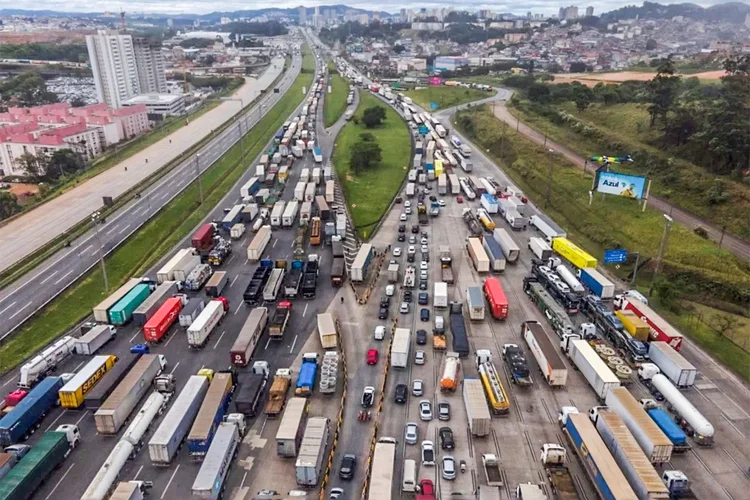 A Polícia Rodoviária Federal (PRF) informou que não há mais pontos em bloqueio ou interdições em São Paulo (Eugenia LOGIURATTO/AFP Photo)