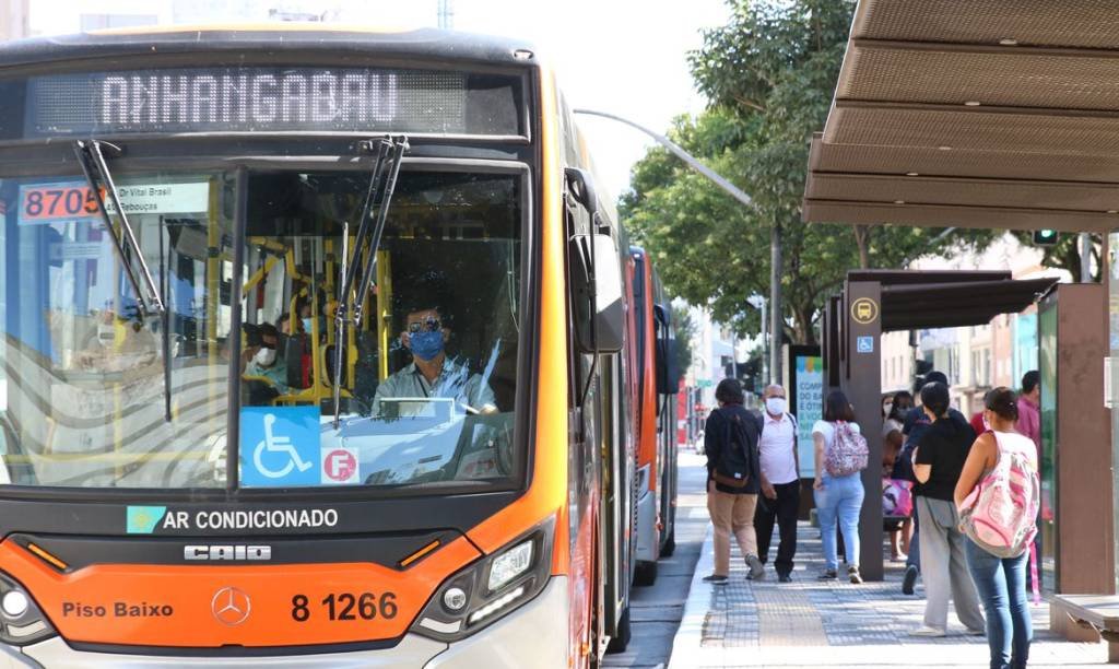 Uso de máscara nos ônibus de SP continua até redução de internações, diz prefeito
