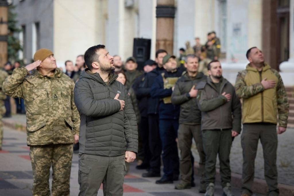 Presidente da Ucrânia visita a cidade de Kherson após retirada de tropas russas