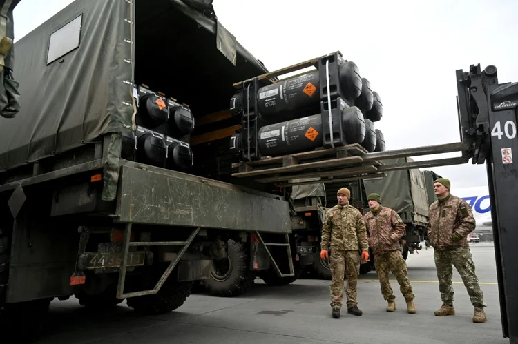 Militares ucranianos carregam um caminhão com mísseis antitanque Javelin fornecidos pelos EUA em 11 de fevereiro de 2022 (AFP/AFP Photo)