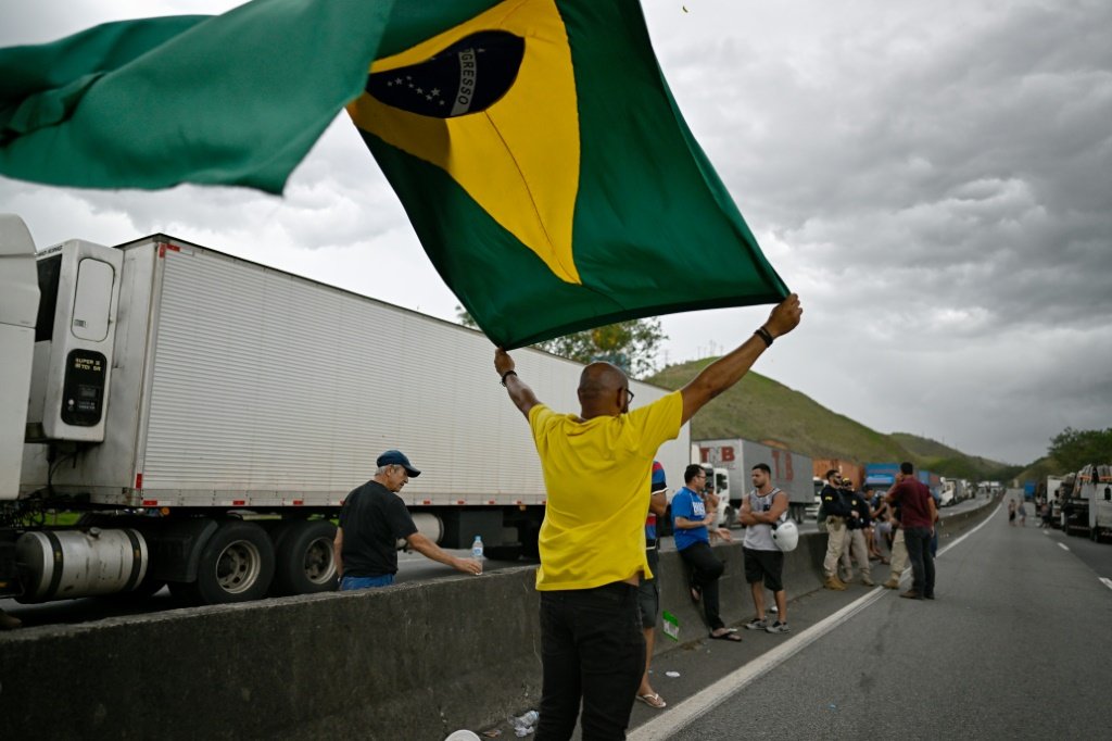 Bolsonarista em protesto antidemocrático: ao todo, já foram apresentadas ações penais contra 98 pessoas (AFP/AFP Photo)