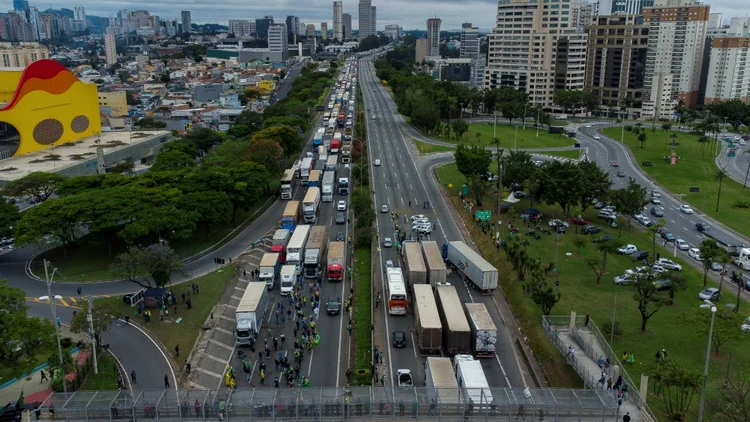 Caminhões em rodovia: acidente deixa 24 feridos na Bandeirantes (AFP/AFP Photo)
