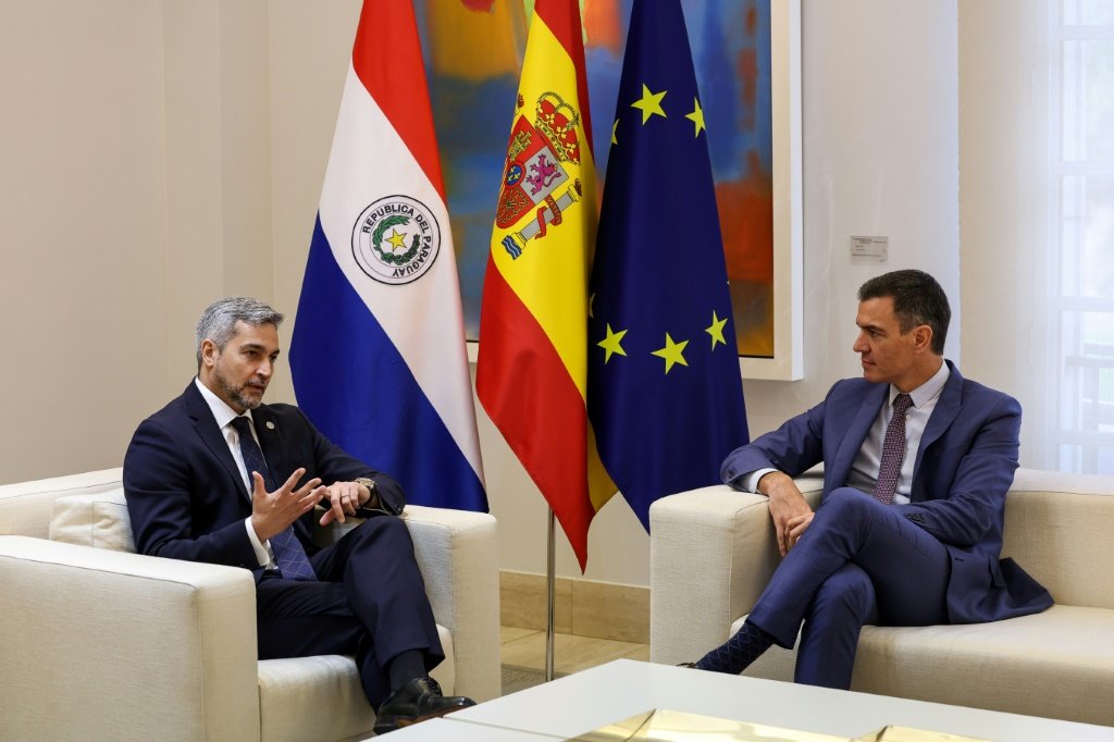 Pedro Sánchez e Mario Abdo Benítez: Espanha é primeiro país em volume de investimento estrangeiro no Paraguai (AFP/AFP Photo)