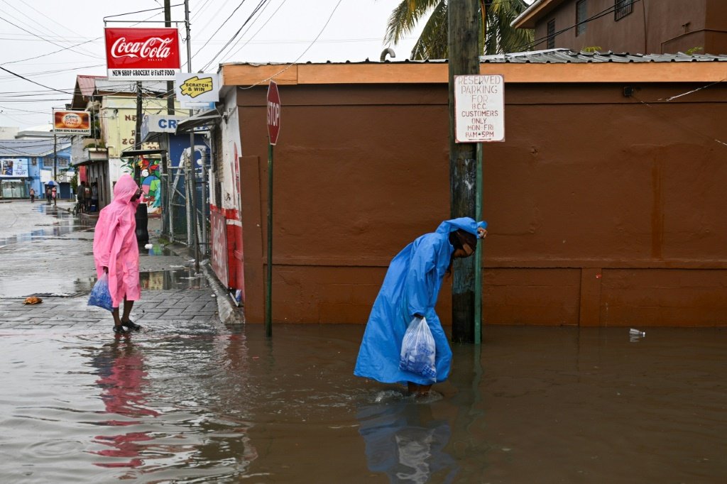 Tempestade tropical Lisa avança em direção ao México após atingir Belize