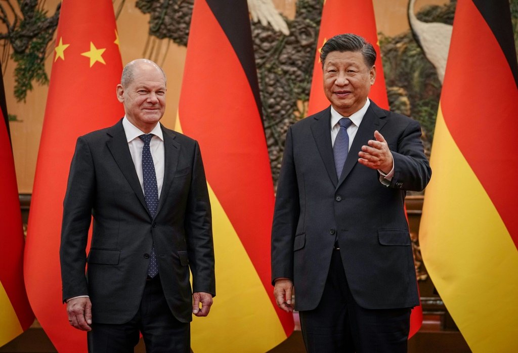 Com a visita, o chefe de Governo social-democrata segue os passos da antecessora democrata-cristã, Angela Merkel, que viajou 12 vezes à China em 16 anos (AFP/Reprodução)