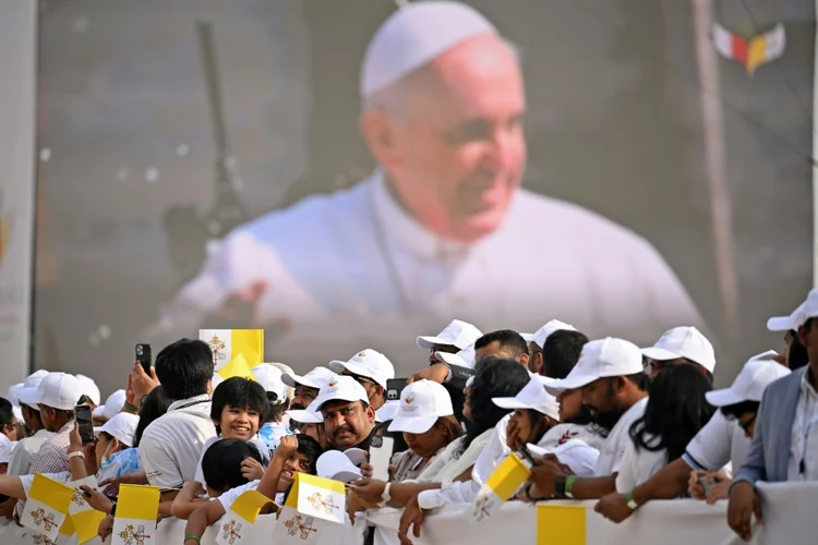 Papa Francisco: público antes de missa em Riffa, Bahrein (AFP/AFP Photo)