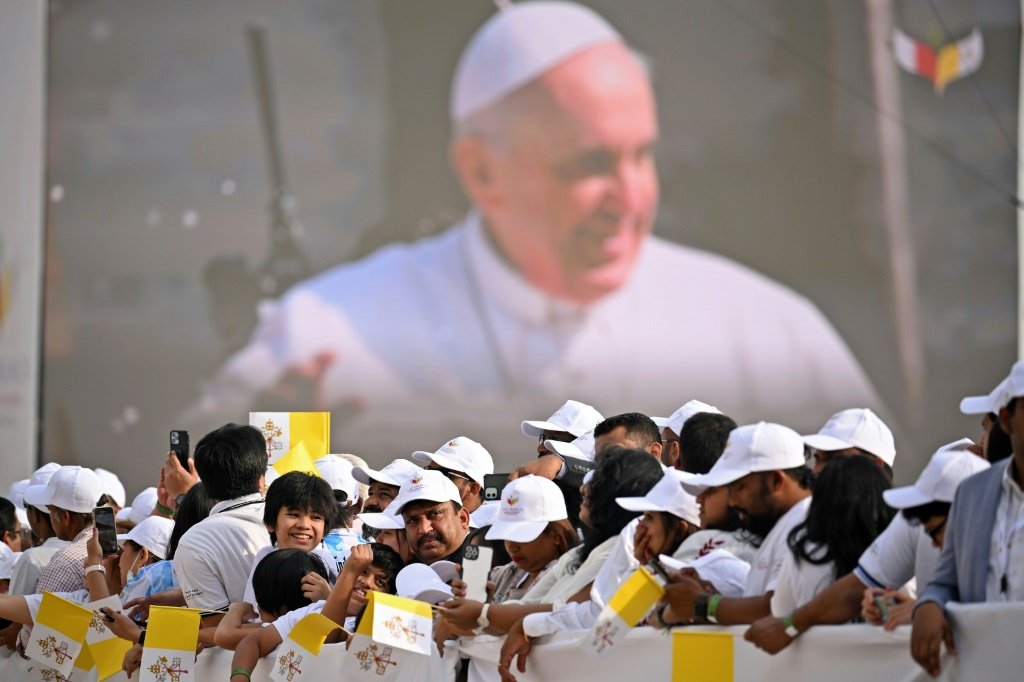 Papa celebra missa ao ar livre para 30 mil pessoas no Bahrein