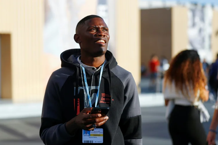 Ativista ambiental de Uganda, Nyombi Morris, em Sharm el Sheikh, Egito, no primeiro dia da COP27 (AFP/AFP Photo)