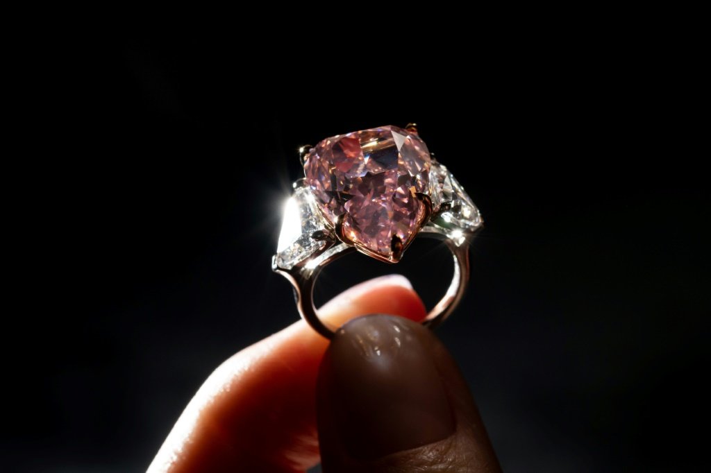 Leilão do diamante rosa "Fortune Pink" alcança US$ 28,5 milhões