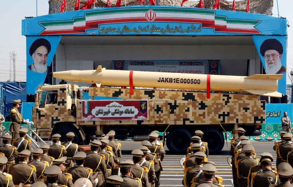 Irã anuncia desenvolvimento de míssil balístico hipersônico