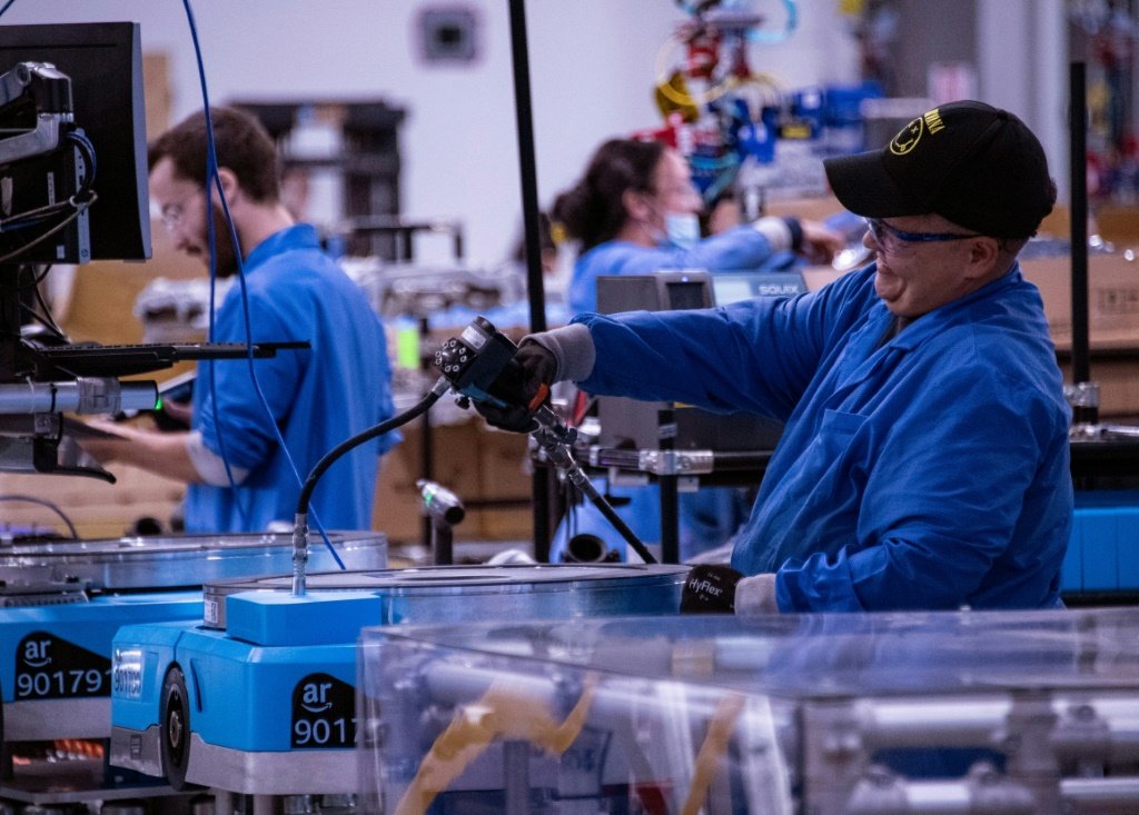 Funcionários constroem e testam robôs no laboratório de robótica da Amazon, BOS27, em Westborough, Massachusetts, em 10 de novembro de 2022 (Ana FERNÁNDEZ/AFP)