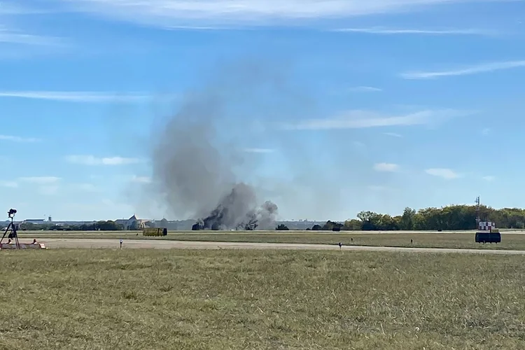 A colisão foi entre um bombardeiro Boeing B-17 Flying Fortress e um caça Bell P-63 KingCobra (AFP/Divulgação)