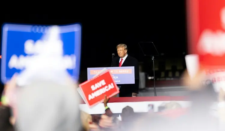 O republicano Ron DeSantis faz um discurso após o anúncio de sua reeleição como governador da Flórida, em Tampa, em 8 de novembro de 2022 (AFP/AFP)