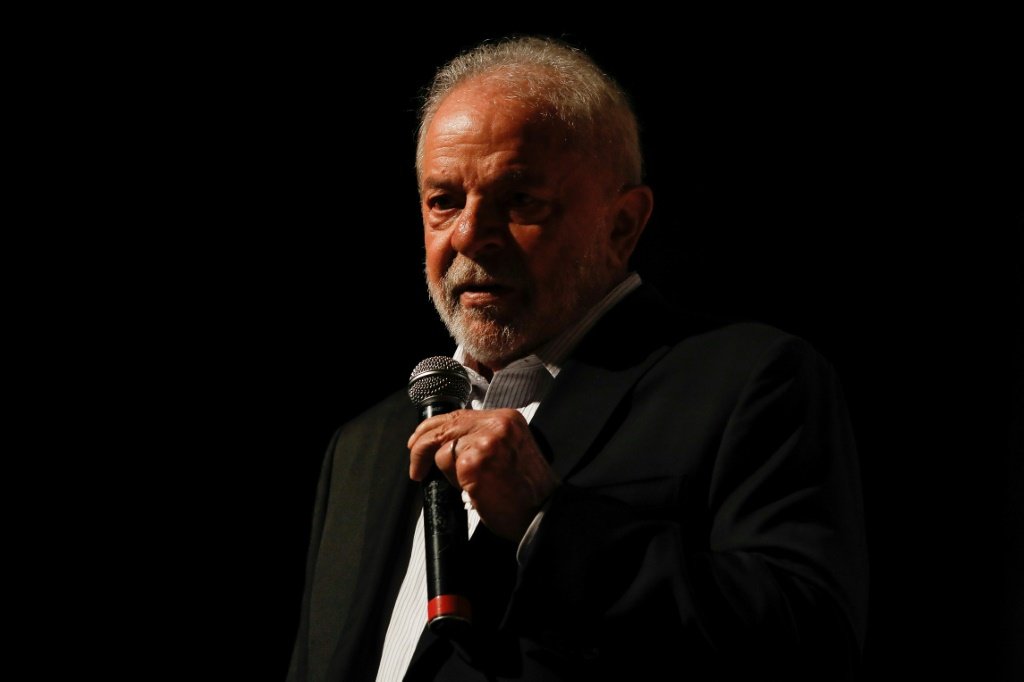 (Arquivo) O presidente eleito do Brasil, Luiz Inácio Lula da Silva, discursa durante encontro com políticos da equipe de transição no Centro Cultural Banco do Brasil em Brasília, em 10 de novembro de 2022