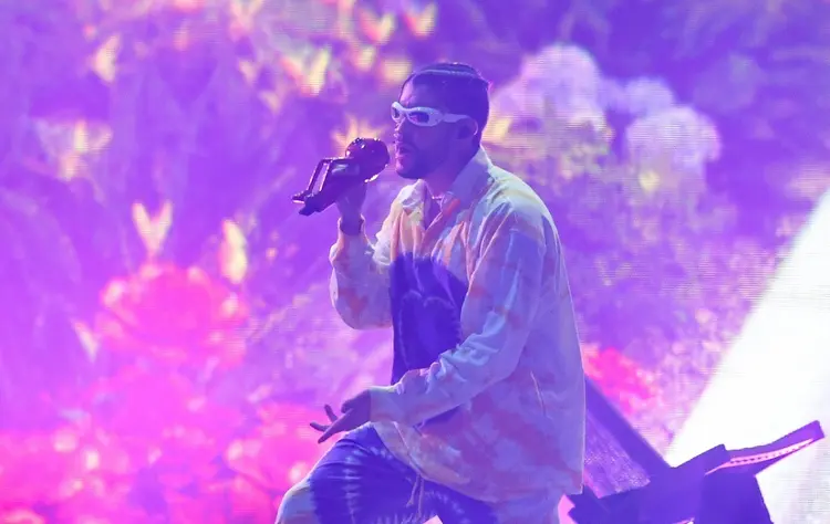 O cantor porto-riquenho Bad Bunny durante uma apresentação na The World's Hottest Tour no SoFi Stadium, em Inglewood, Califórnia, em 30 de setembro de 2022 (Paula RAMON/AFP)