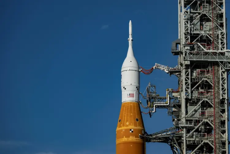 O topo do foguete SLS rumo à Lua em 13 de novembro de 2022 no Centro Espacial Kennedy, na Flórida, antes da decolagem para a missão Artemis 1 (AFP/AFP)