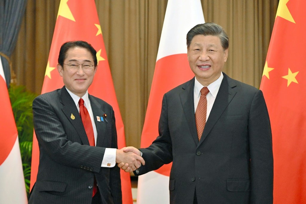 Fumio Kishida e o presidente chinês Xi Jinping: Líderes mundiais conversaram durante 40 minutos em Bangcoc (AFP/AFP Photo)