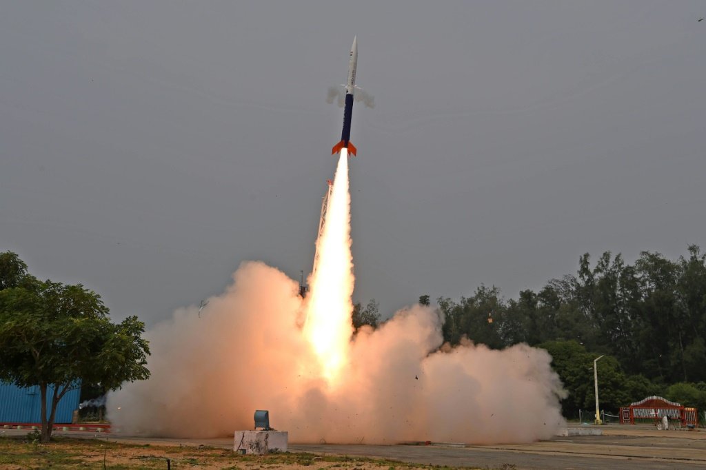 Índia lança seu primeiro foguete espacial desenvolvido por uma empresa privada