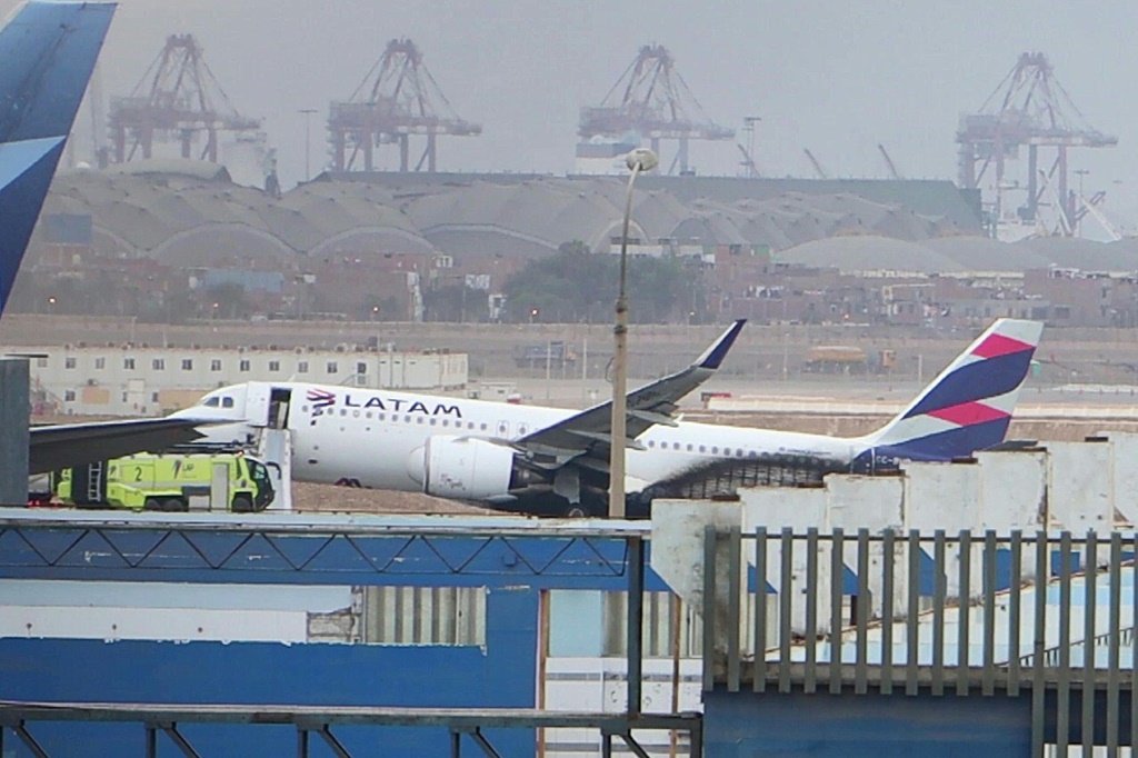 Aeroporto de Lima ficará fechado até meia-noite de domingo após acidente