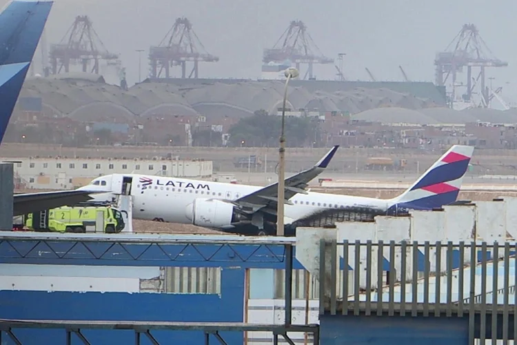 Vista do avião da Latam, que colidiu com um caminhão dos bombeiros no aeroporto internacional Jorge Chávez de Lima, em 18 de novembro de 2022. (AFP/AFP)