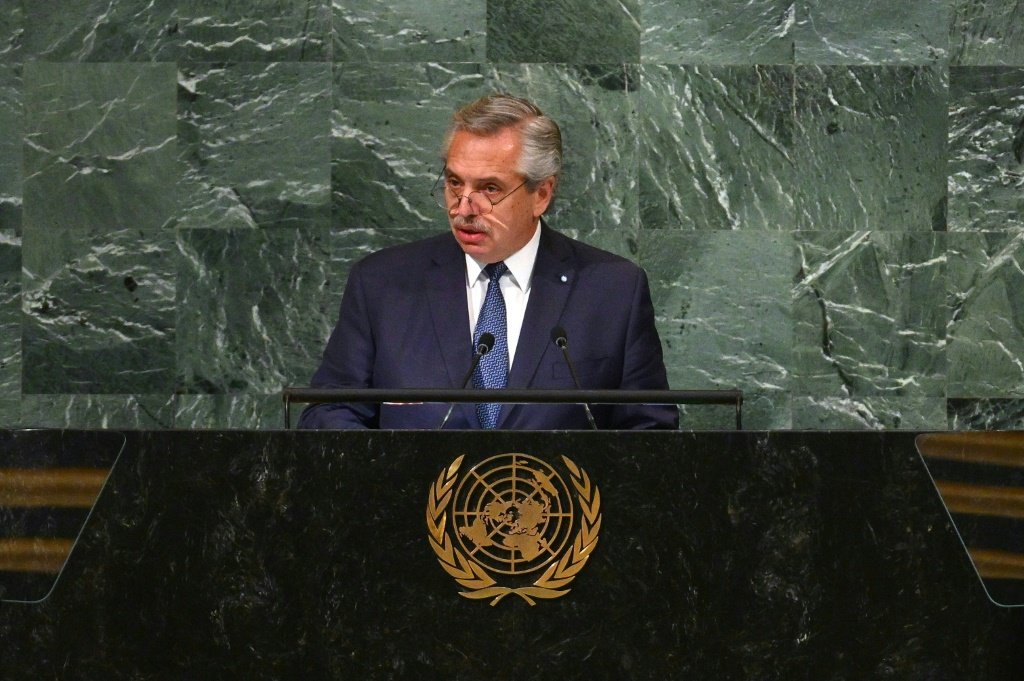 O presidente argentino Alberto Fernández discursa na Assembleia Geral da ONU, em sua sede em Nova York, em 20 de setembro de 2022. (AFP/AFP)