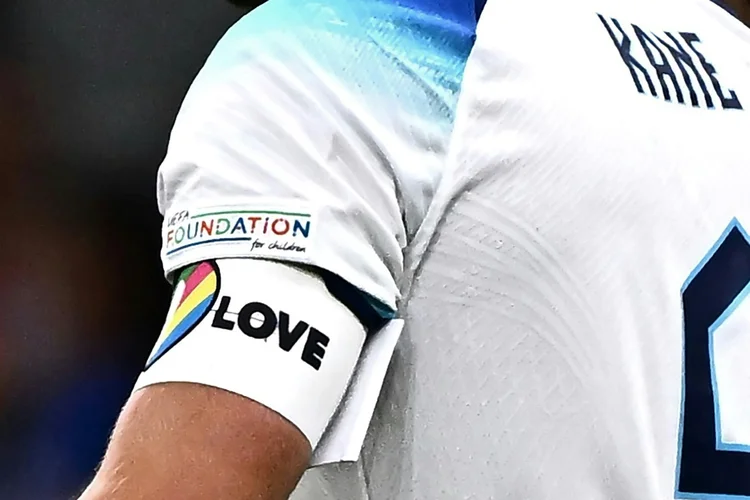 Braçadeira "One Love" é contra a discriminação LGBTQIA+ no Catar, mas foi barrada pela Fifa (AFP/Reprodução)