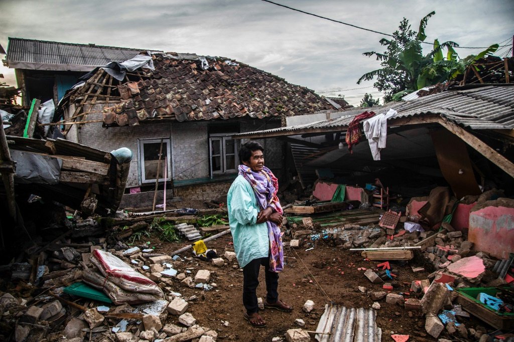 Terremoto na Indonésia: mulher observa os destroços provocados pelo terremoto em Cianjur, na província indonésia de Java Ocidental (AFP/Reprodução)