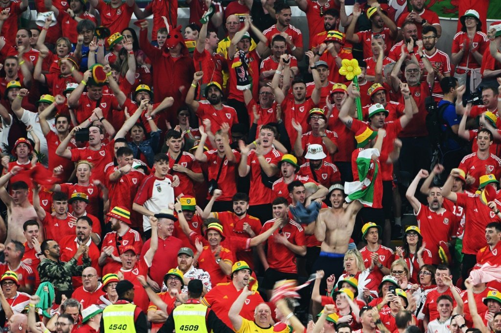Chineses se revoltam pelas redes sociais com imagens de torcedores sem máscara na Copa do Mundo