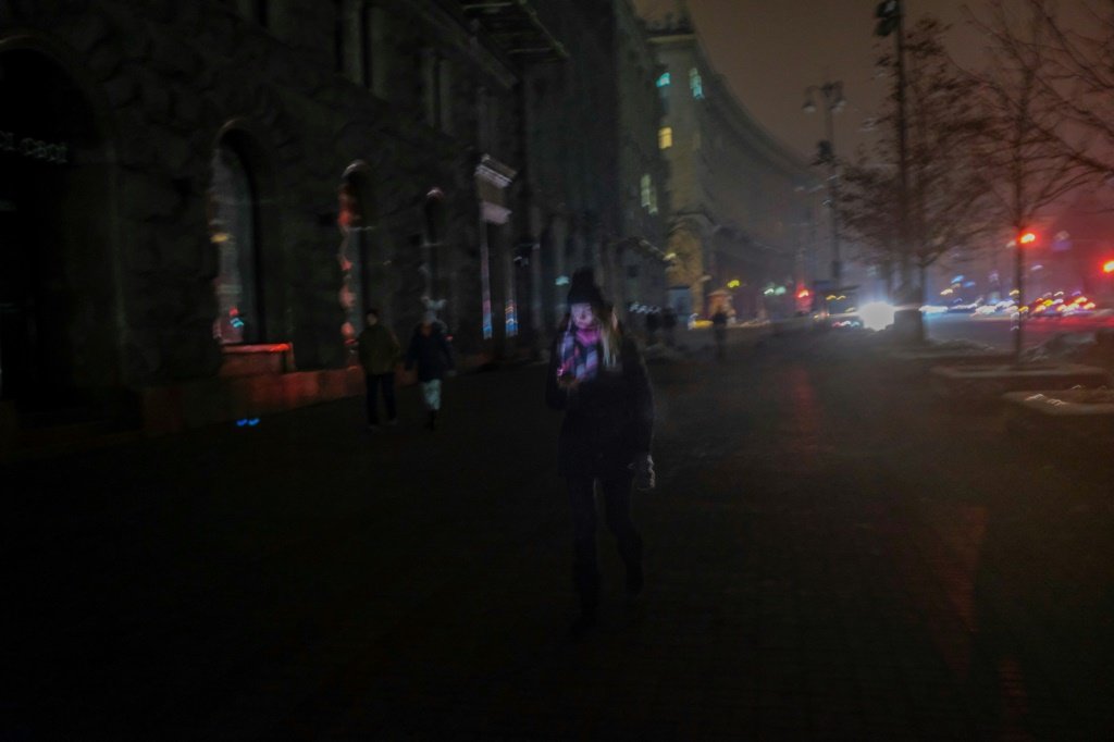 Ucrânia: Ucraniana caminha por rua de Kiev, que se encontra sem energia elétrica (AFP/AFP Photo)