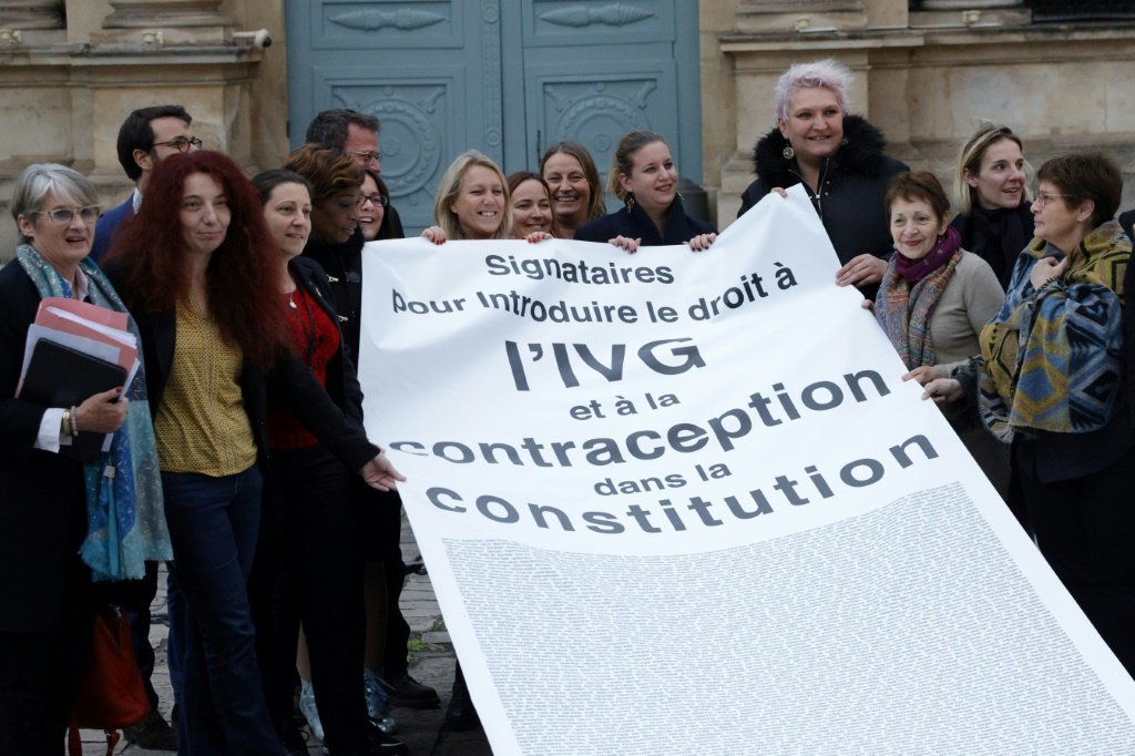 França dá primeiro passo para consagrar aborto como direito constitucional