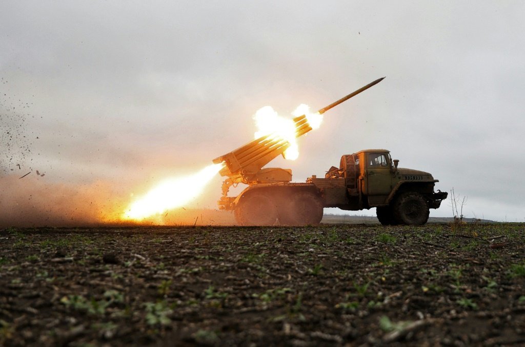 Lança-foguetes dispara projétil em direção a posições russas no front em Donetsk, Ucrânia (AFP/AFP Photo)